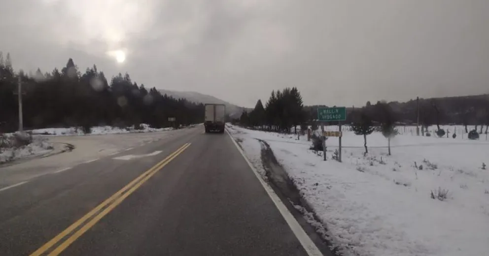 Tramo despejado entre Bariloche y El Bolsón: esperan nuevas nevadas para hoy
