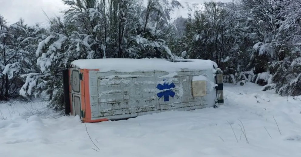 Conductor de una ambulancia de Bariloche volcó cuando nevaba intensamente