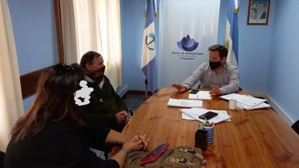 Reclamaron un lugar para vivir y les terminaron dando una oficina municipal 