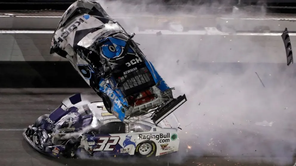 Milagro en la carrera de Nascar: piloto salió ileso tras el impresionante accidente con su auto