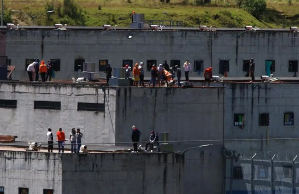 Ecuador: presos retienen a más de 50 policías y guardias durante un motín en una cárcel
