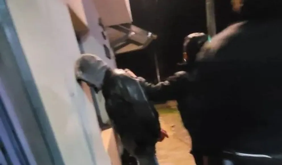 Delincuentes amenazaron a turistas con un arma pero fueron capturados por la Policía
