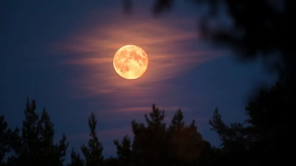 Aprovecha el poder de la luna azul: libera el pasado y atrae el amor