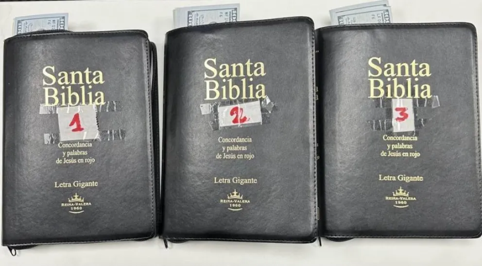 Insólito: intentaban sacar de manera irregular del país 17.000 dólares ocultos en biblias