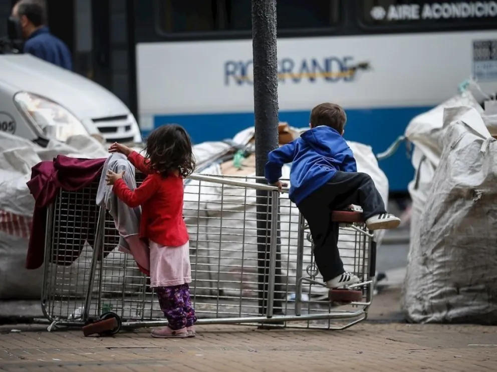 Según un estudio, cuatro de cada diez personas son pobres en Argentina 