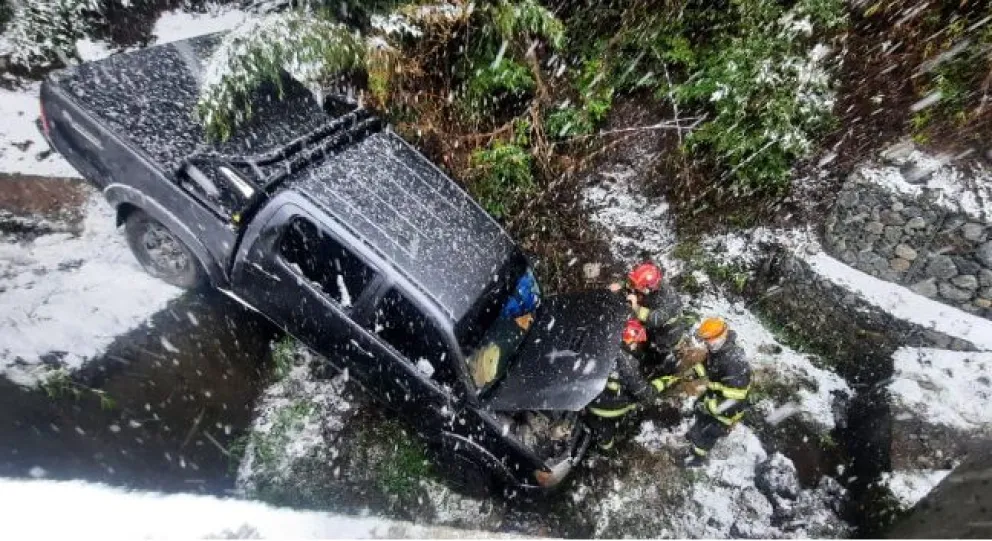 Una camioneta terminó "de trompa" en una zanja de la ruta 40