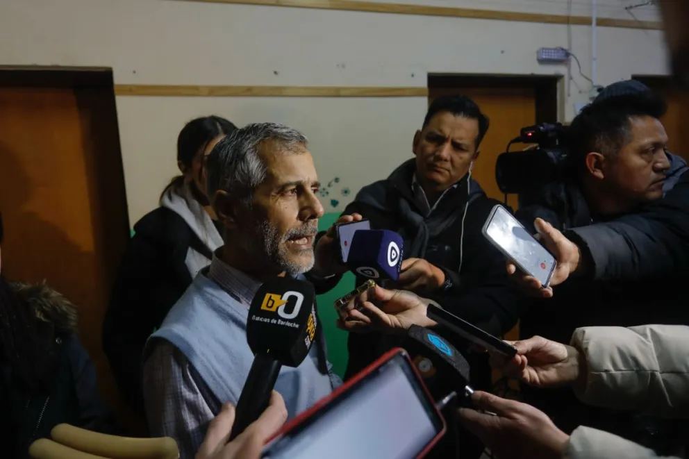 Llegó en muletas, con facturas y votó