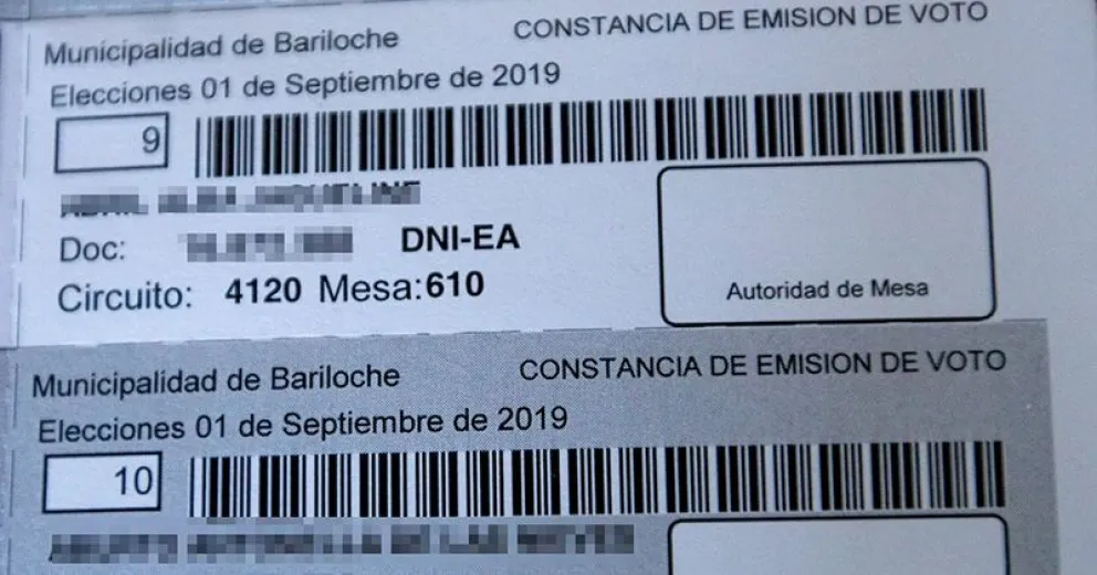¿Qué dice la resolución oficial sobre el error en la fecha de la constancia de emisión de voto?