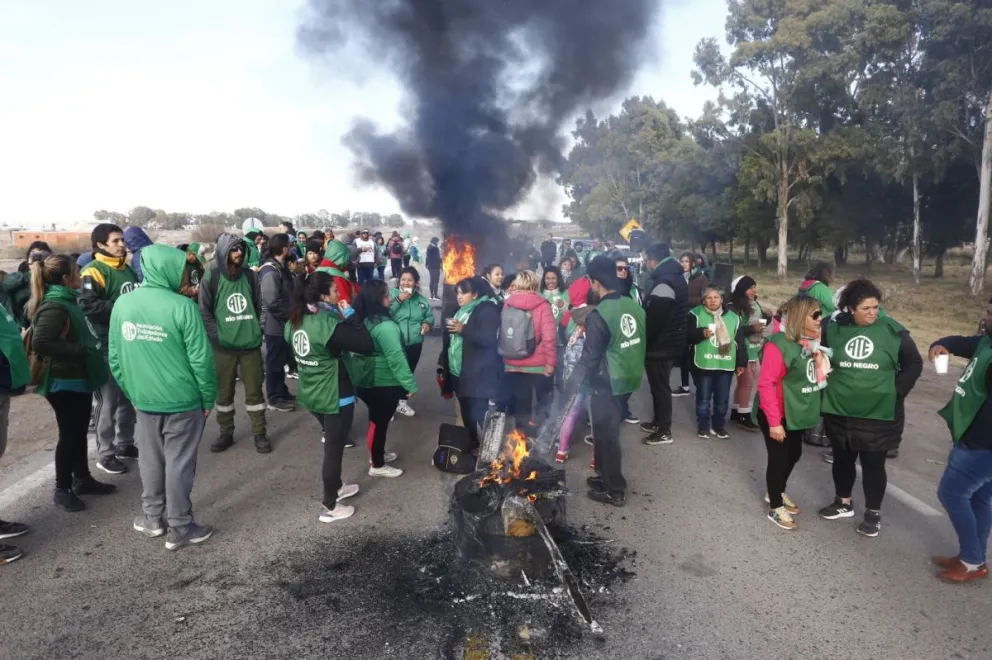 ATE bloquea accesos a Rio Negro: reclama suma fija y nueva paritaria