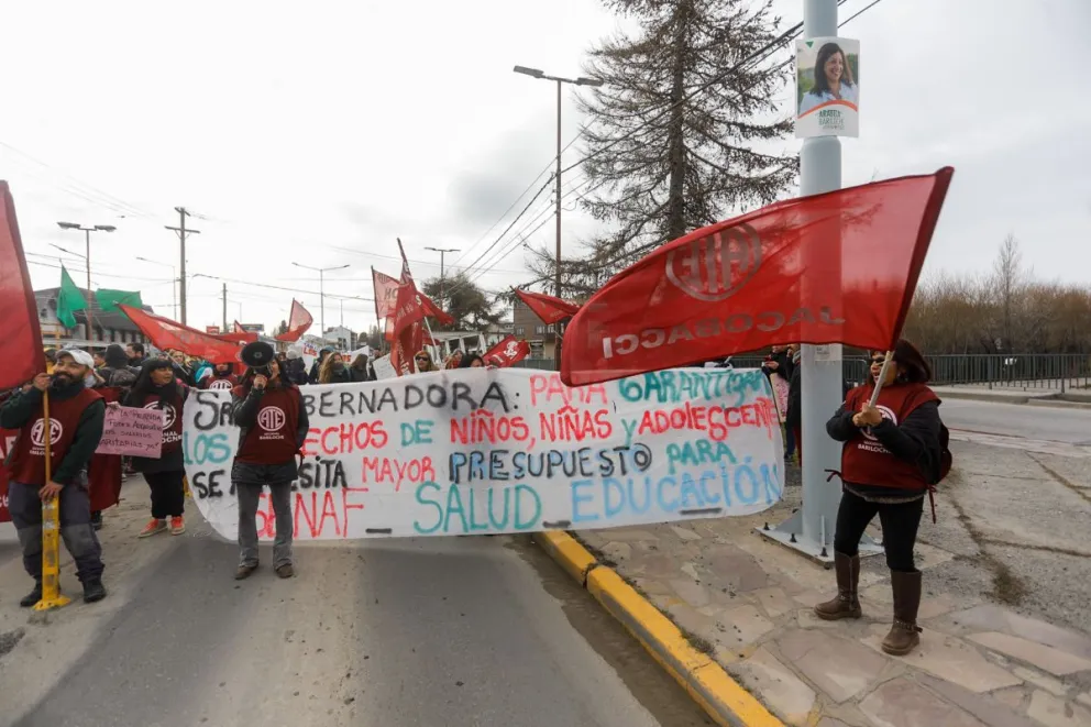 ATE cortó el tránsito en la rotonda del Ñireco