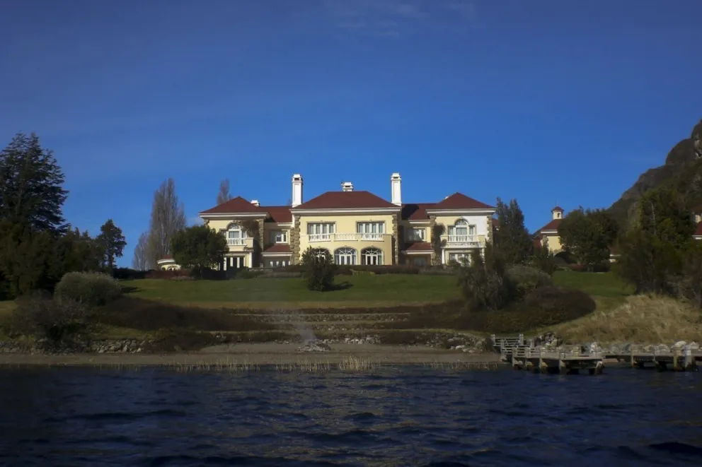 Organizaciones sociales repudian sentencia que favorece al magnate inglés en lago Escondido