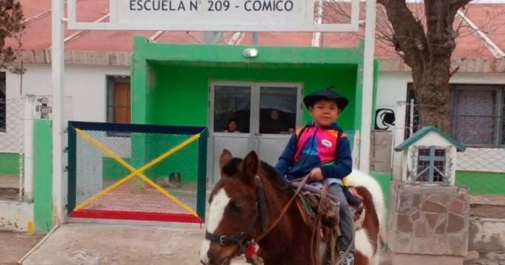 Gael tiene 6 años y cumplió su sueño de ir a clases en su pony