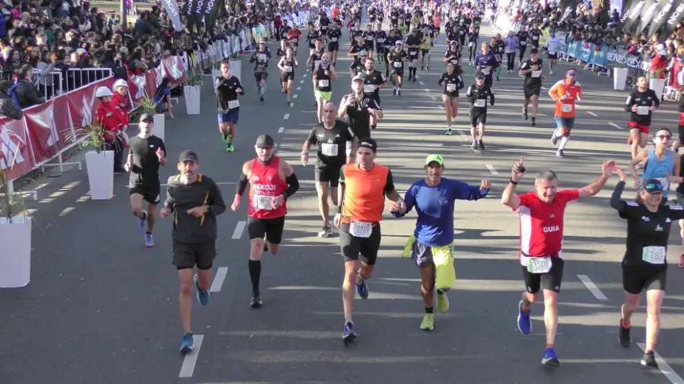 La corredora ciega Analía Romero conquistó la Media Maratón de Buenos Aires