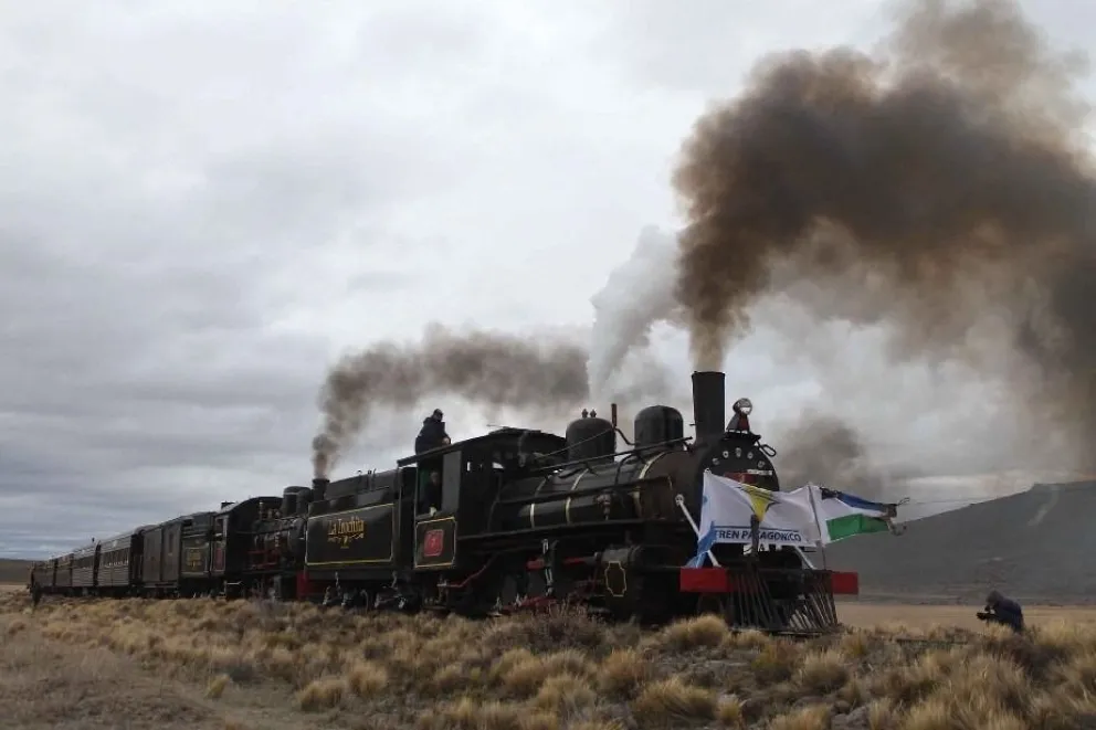 La Trochita revive la magia de viajar en el tren a vapor en la Patagonia