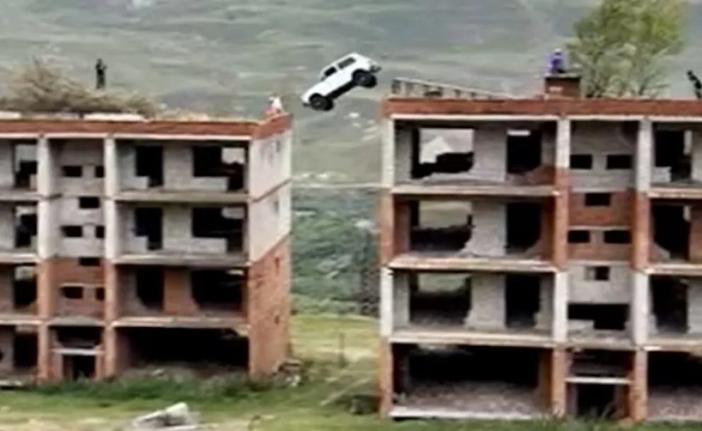 Video: cayó al vacío desde un edificio  con su vehículo tras intentar una prueba insólita