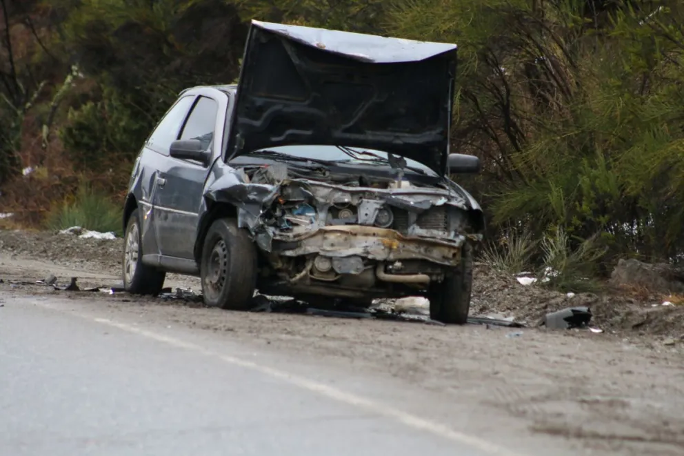Violenta colisión frontal en la ruta al cerro Catedral: al menos dos heridos graves