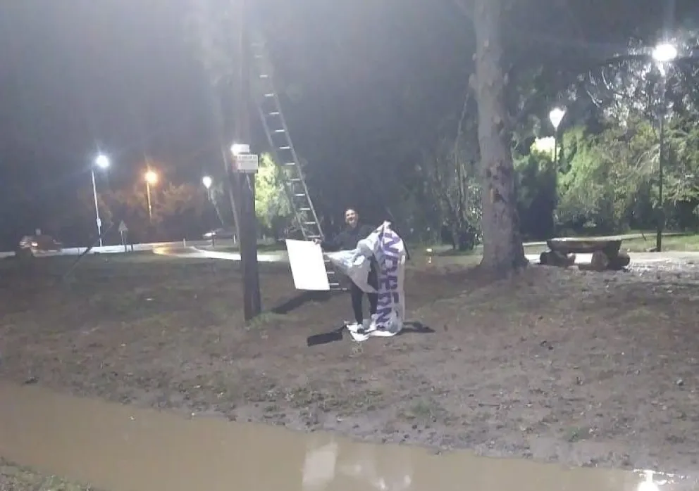 Un concejal electo decidió salir con la escalera para sacar los carteles de las elecciones 
