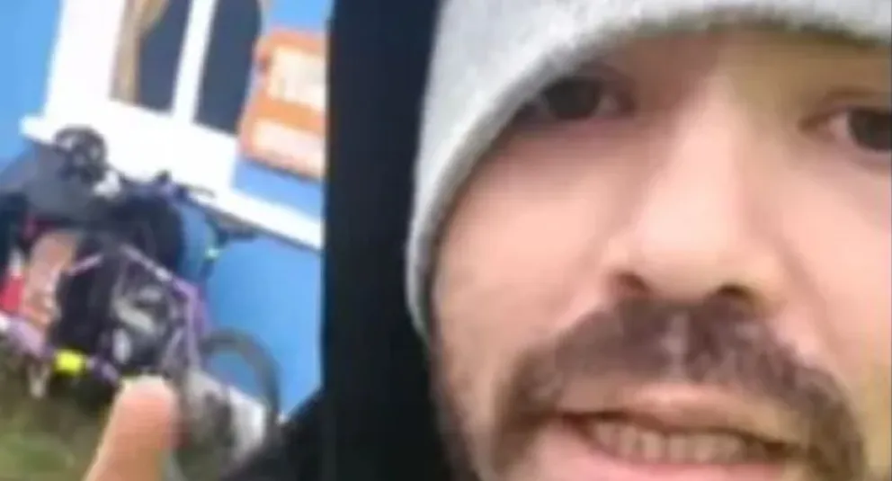 Ciclista colombiano que recorre la región denunció que le robaron y lo acosaron sexualmente en un albergue 