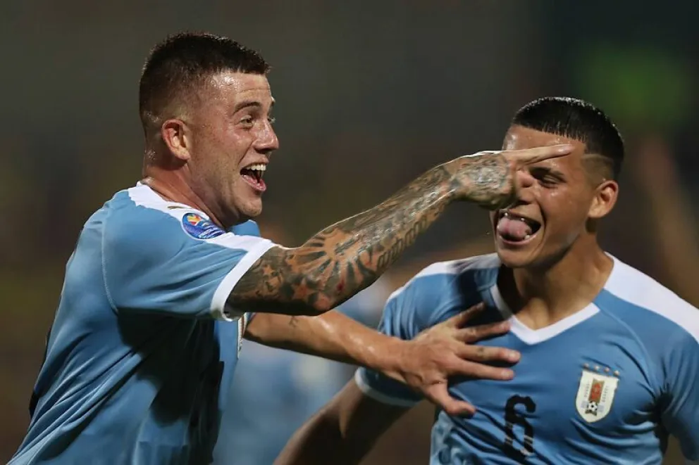 Uruguay goleó 3-1 a Chile en el debut de Bielsa en las Eliminatorias
