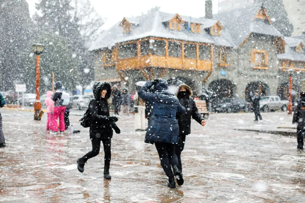 VIDEOS: Mirá cómo nevaba en el Centro Cívico, para el disfrute de turistas y vecinos