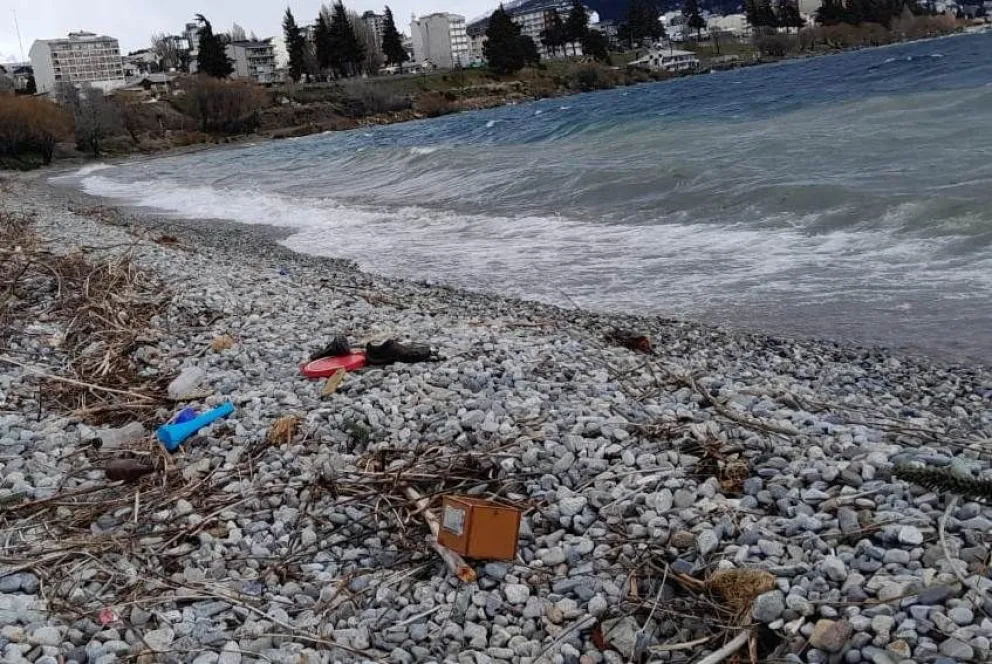 Una urna para cenizas en el margen del lago