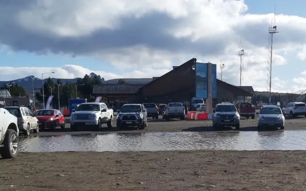 Se multiplican las quejas por el agua acumulada en los alrededores del aeropuerto de San Martín