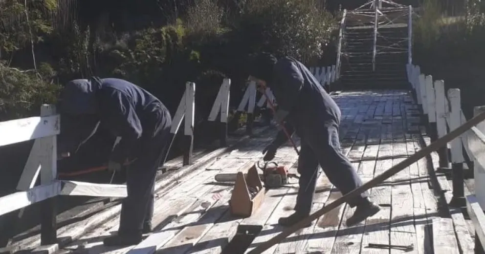 Están trabajando en los proyectos de restauración del tradicional puente peatonal del Correntoso