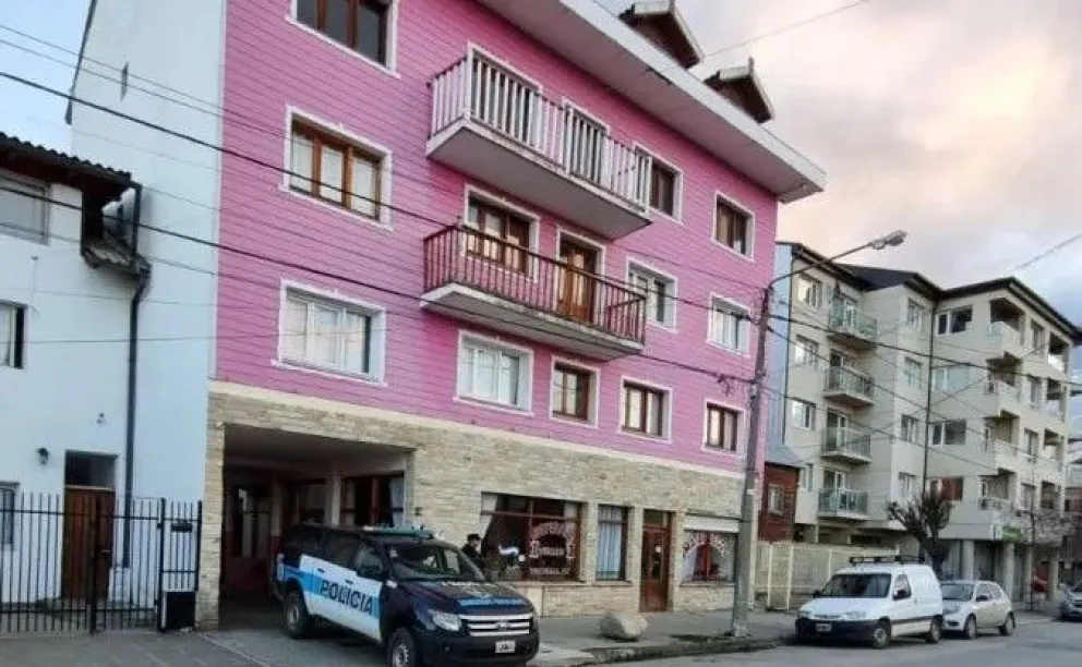 Allanaron un departamento lindero a un hospedaje turístico en el marco de una causa por drogas
