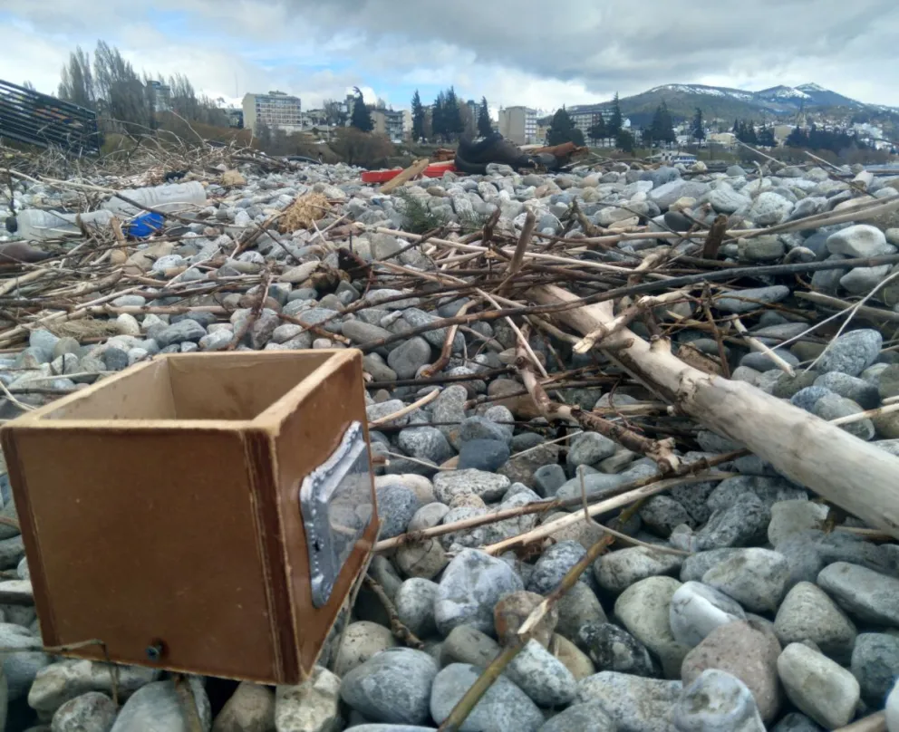 La caja para cenizas continúa al borde del lago