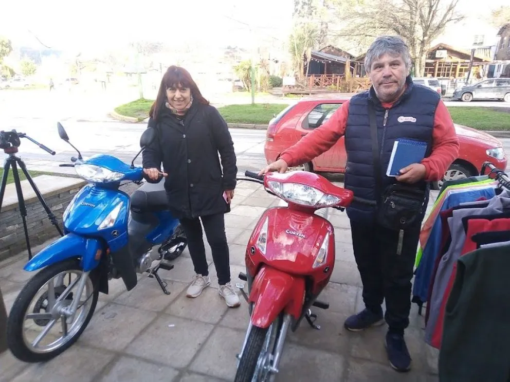 Un vecino donó una moto 0km para colaborar con un viaje de egresados