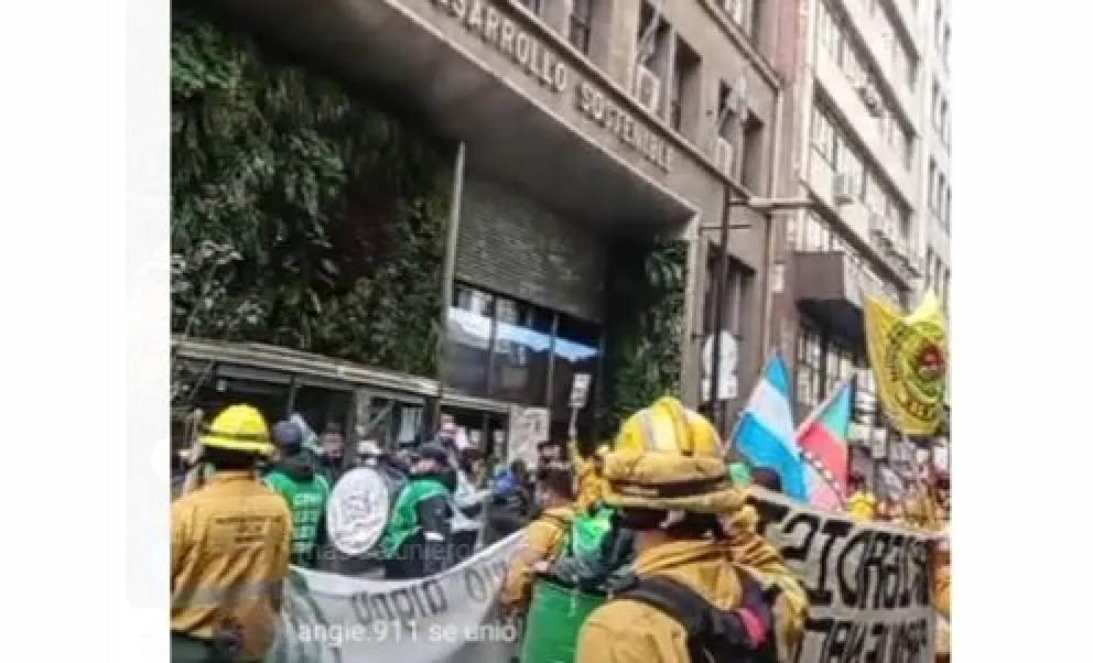 Brigadistas llevaron su reclamo por salarios y jubilaciones anticipadas hasta Buenos Aires