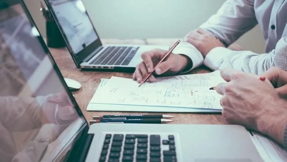 ¿Es posible trabajar en relación de dependencia y ser monotributista?