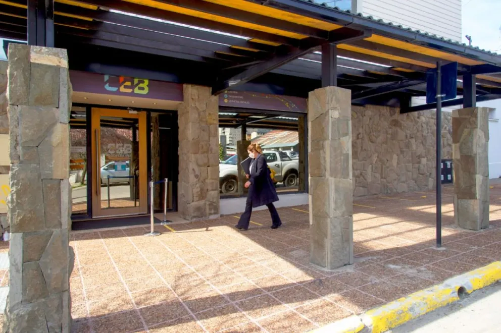 La CEB y el IPPV se reunieron para dar energía eléctrica a 14 viviendas