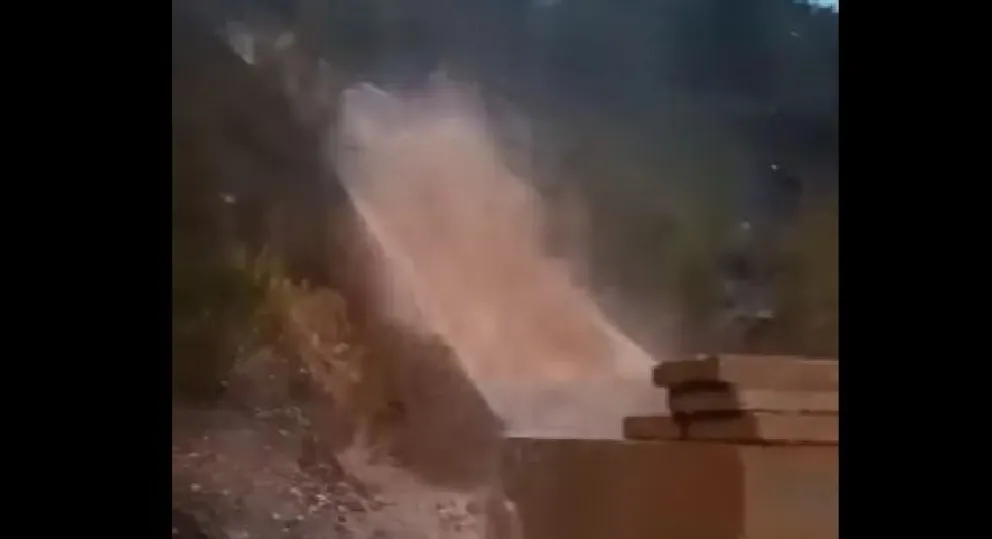 La lluvia transformó un pluvial en una "catarata"