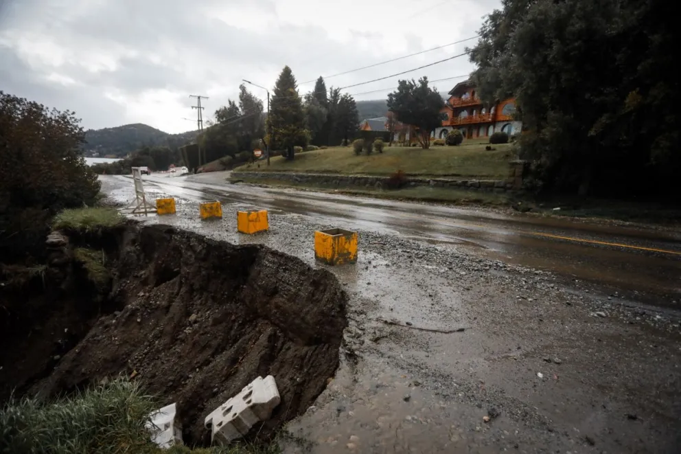 La lluvia provocó el derrumbe de parte de la banquina del km 4 de Bustillo 