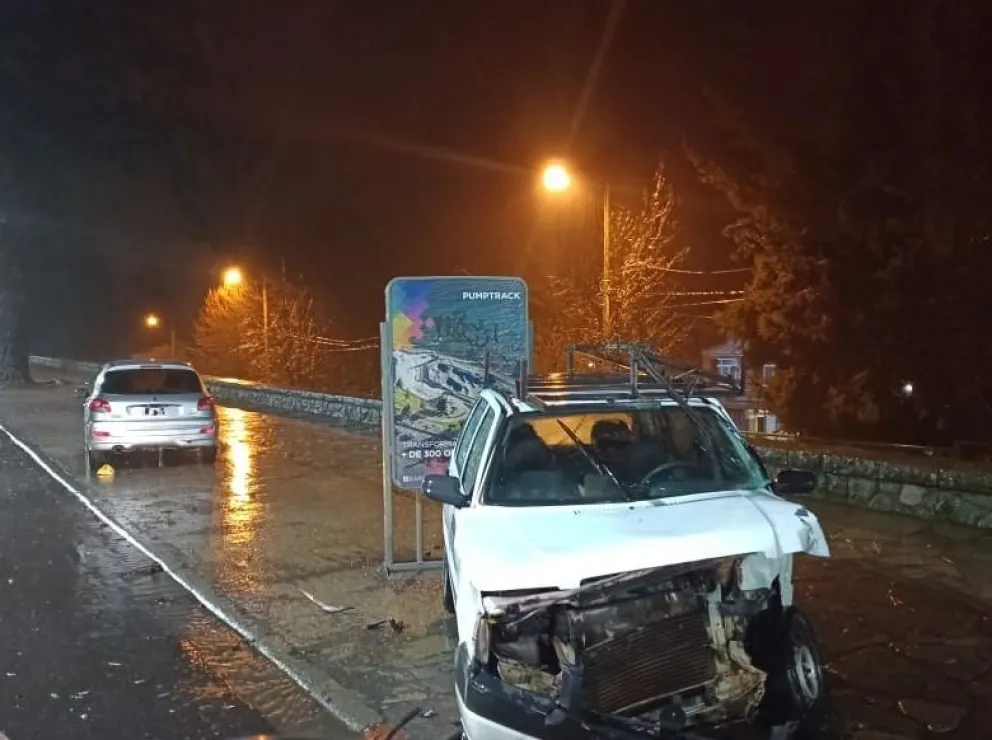 Violento choque entre dos autos en la intersección de 12 de Octubre y Sáenz Peña
