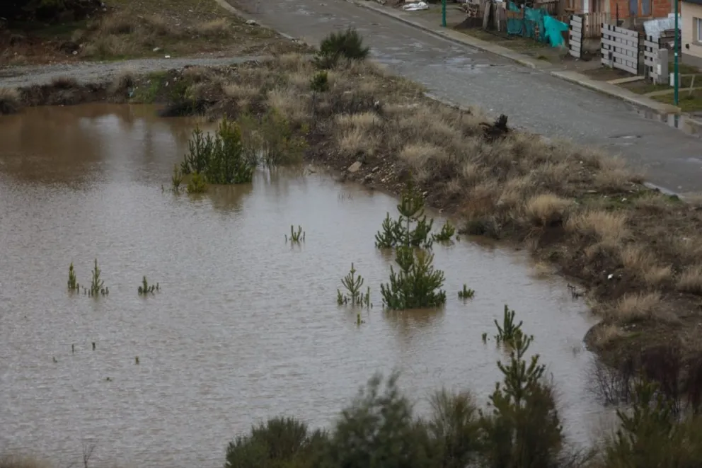 Postales de la lluvia: lagunas y calles intransitables por acumulación de barro 