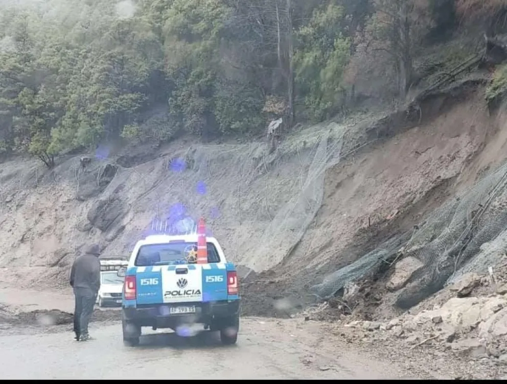 Un deslave genera complicaciones en la zona de Villa Traful 