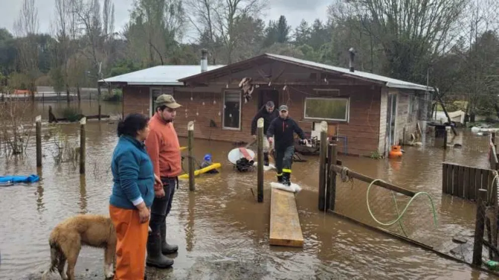 Tres casas destruidas, 182 damnificados y más de 11 mil personas aisladas en Chile
