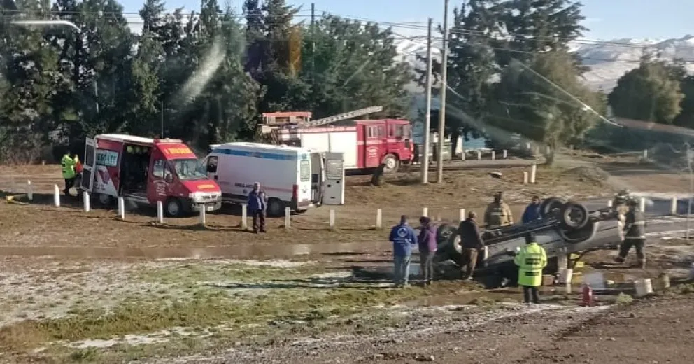 Mañana accidentada: terminó con las cuatro ruedas para arriba por la gran helada