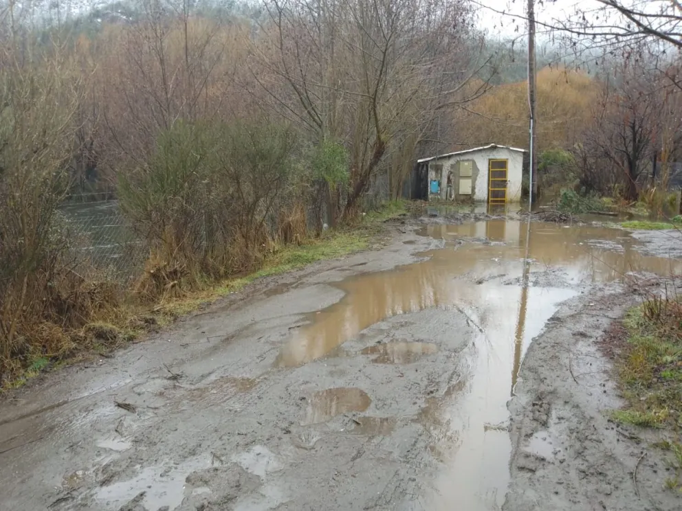 El Ejército abrió compuertas de la represa y mejoró la situación en Villa Los Coihues