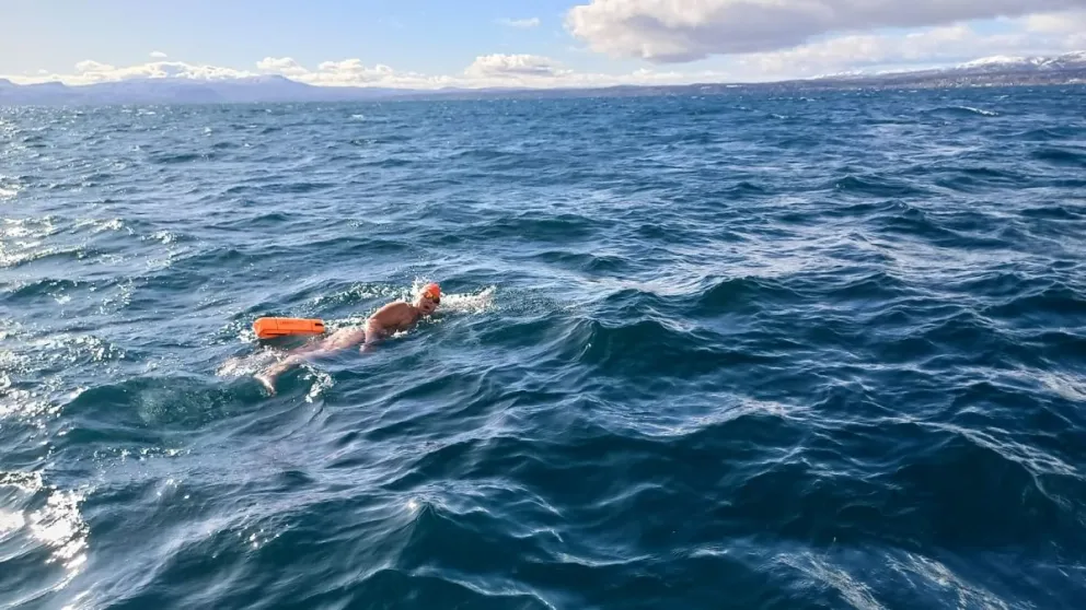 Intentó cruzar a nado el Nahuel Huapi por primera vez en invierno 