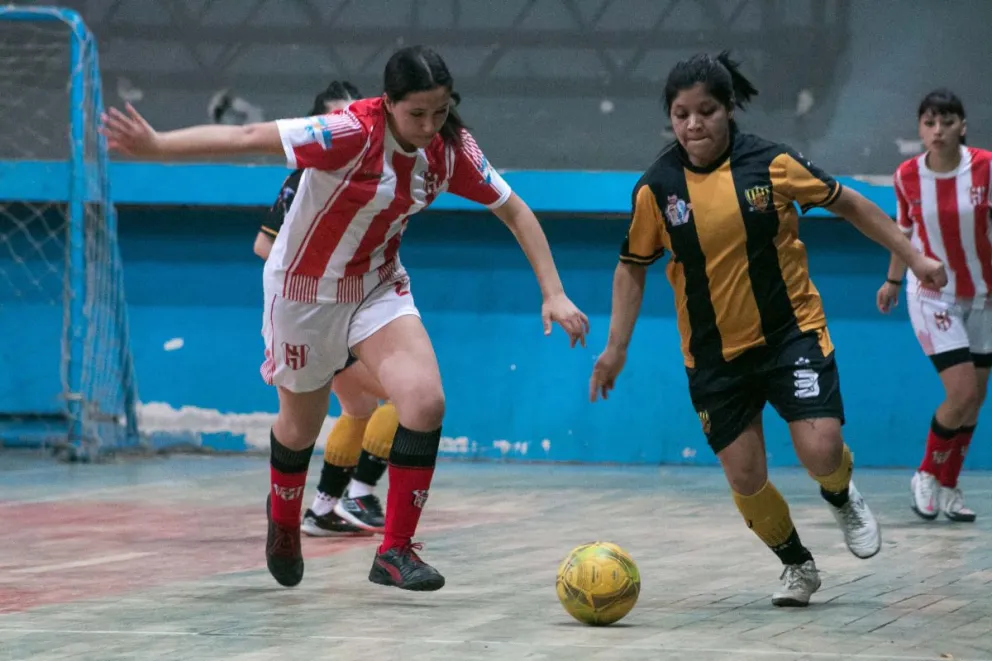 En el fútbol libre hay semifinales femeninas
