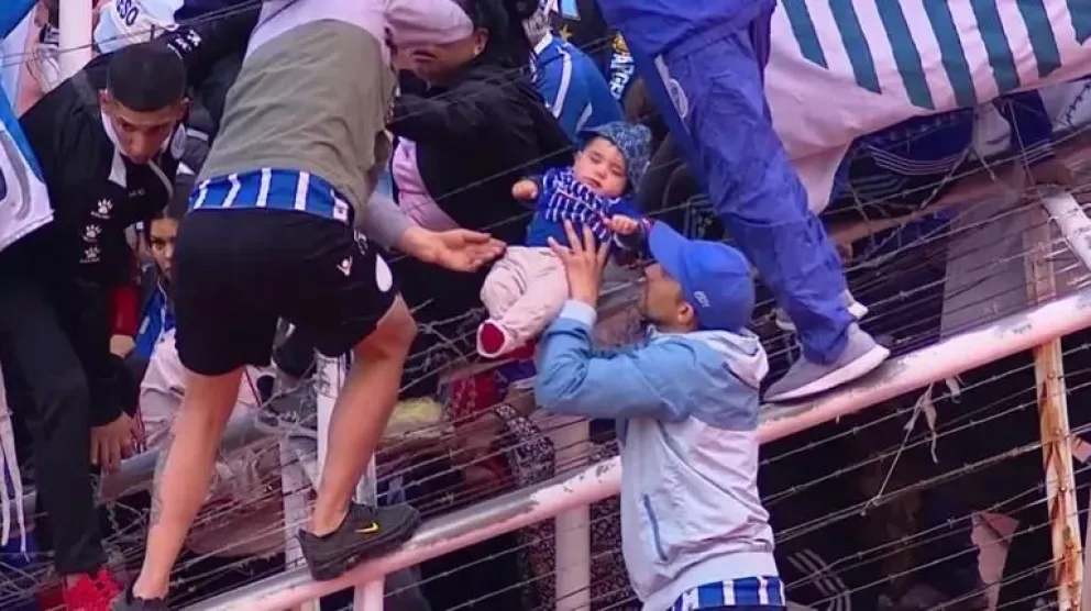 VIDEO: pasaron a un bebé por alambre de púas en medio de los conflictos en el partido Godoy Cruz-Belgrano