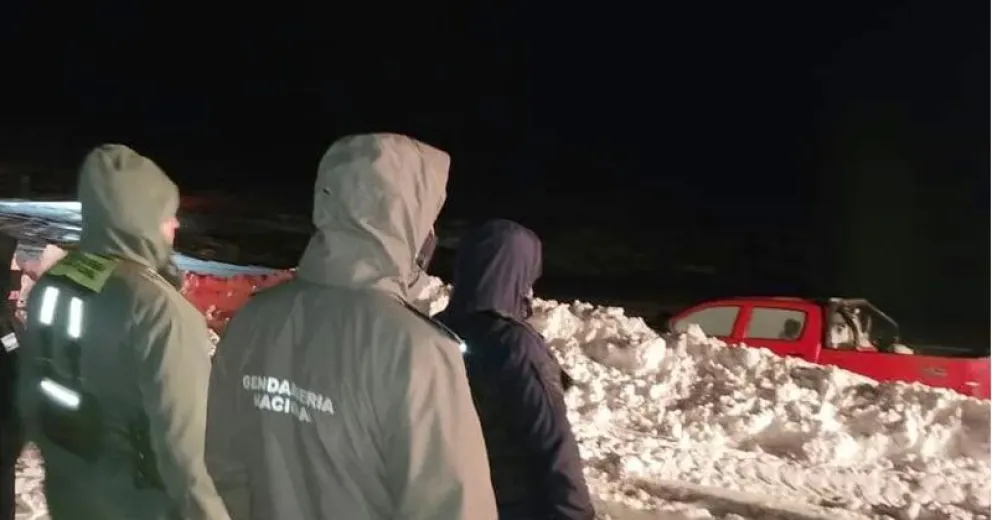 Encontraron a familia de turistas varados en la nieve