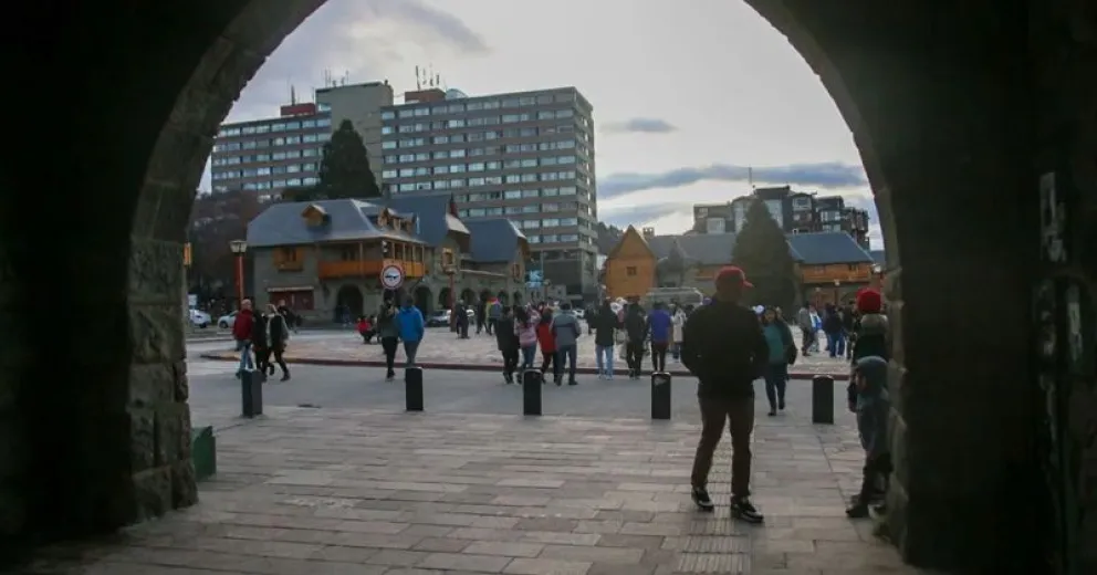 Nadie quiere irse de Bariloche: turistas siguen disfrutando de la ciudad y se ve en las calles