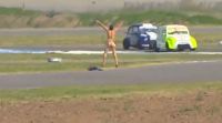 Video: un hombre se desnudó en la pista durante una carrera de autos