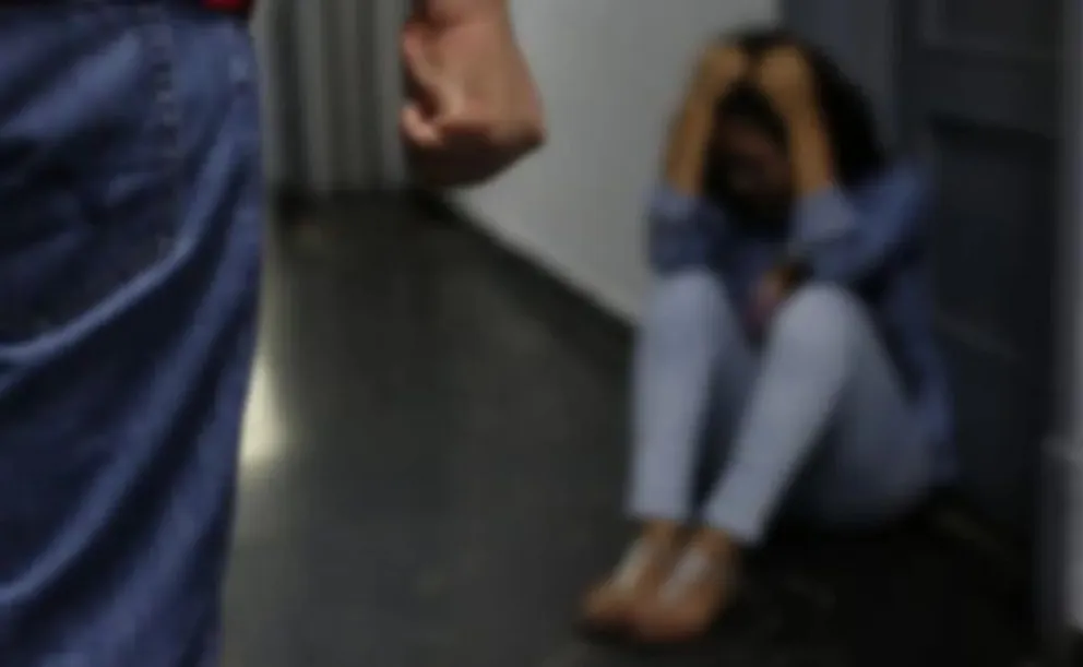 Casi lo linchan: un hombre atacó a su expareja mientras dormía y los vecinos la salvaron