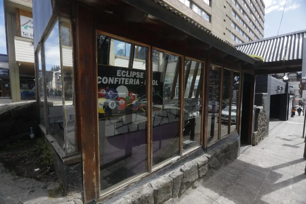 Fuera de control rompió la vidriera de un local bailable y fue detenida