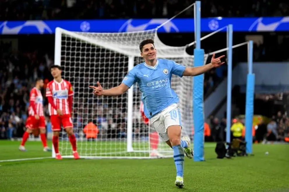 Doblete de Julián para el debut del City que defiende el título